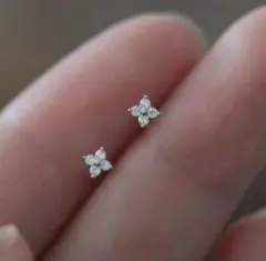 人気 ミニ 四つ葉のクローバーピアス czダイヤ 18kコーティング