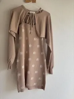 【Rady】ベージュ ロゴ刺繍入りニットワンピース