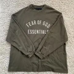 【FEAR OF GOD（エッセンシャルズ）】ロゴプリント ロンT オリーブ