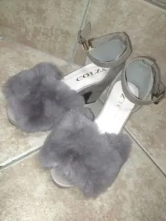 HoneysハニーズCOLZAグレーふわふわ灰色ボリュームファーサンダル太ヒール