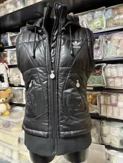 adidasレディース　ダウンベスト