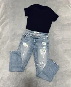 リラックスボーイフレンドデニムと黒Tシャツのセットアップ