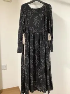 未使用品　線画花柄クロ　サイドリボン　長袖ワンピース LL 大きいサイズ