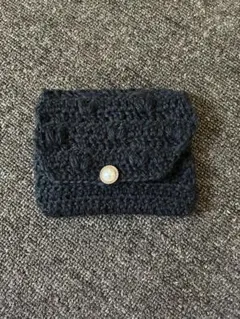ハンドメイド 手編みポーチ パール風ボタン ブラック