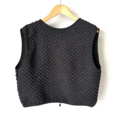 黒のテクスチャーノースリーブベスト