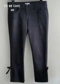 TO BE CHIC スパンコールリボン付き七分丈パンツ 　ストレッチ　40のサムネイル