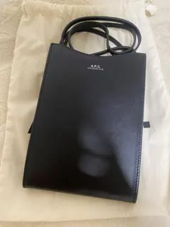 A.P.C. ブラックレザーショルダーバッグ