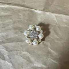 パールの花形ブローチ