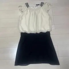 アイボリーと黒のフリル袖ドレス