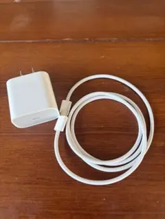 AppleのUSB電源アダプタとケーブルセット。 iPhone15の付属品。