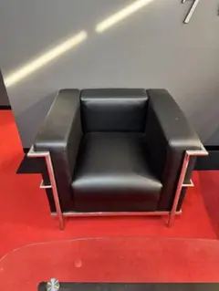 黒い合成皮革のロビーチェア　ルコルビジェ風