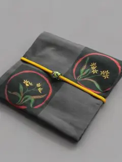 墨色に草花が浮かぶ木屋太六通袋帯 落款あり 正絹　中古のサムネイル