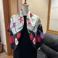 ニナリッチ、美しい花々のシルク大判スカーフ。