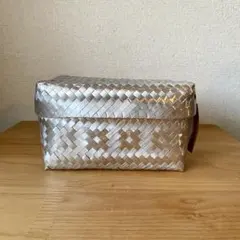 シルバーアルミ製の蓋付きハンドメイドバスケット。メキシコ製