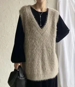ベージュ Vネック ファー風ニットベスト
