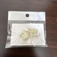 葉の形状ブローチ パール付き