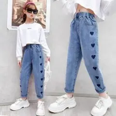 【春のお出かけに♡】ぷっくりハートが主役！ゆったり楽ちんデニムパンツ 130