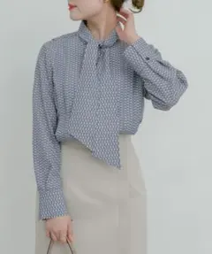 ロッソ 2WAYジオメトリックボウタイブラウスのサムネイル