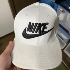 NIKE キャップ ホワイト ブラック 刺繍ロゴのサムネイル