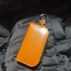 オレンジ色のジッパー式キーケース