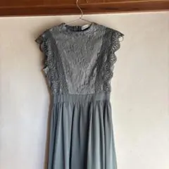 結婚式や発表会などに、エレガントなグレーのパーティードレス