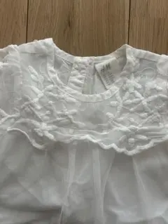 H&M ホワイト刺繍半袖ブラウス　4-6m