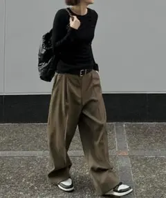 オクスン　ok.soon 1tuck casual slacks khakiのサムネイル