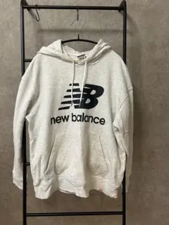 新品！未使用　タグ付　new balance フードパーカー　ホワイト/ブラック セール】【EXCLUSIVE】New Balance / ロゴパーカー（パーカー