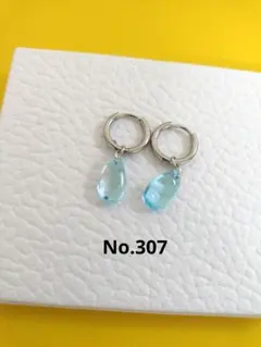 ハンドメイド✩揺れる水色ドロップ型ピアス　フープ