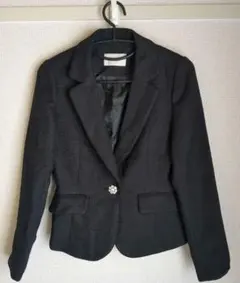 黒 テーラードジャケット 装飾ボタン付き