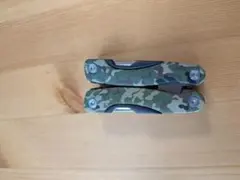 迷彩柄マルチツールとナイロンケース