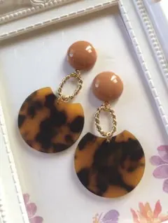 ブラウン☆べっ甲柄・変形丸型アクリルプレートとツイストリング