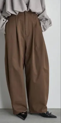 【THE YOn】ツイルタックコクーンバレルパンツ(ブラウン)