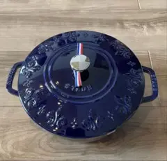 【STAUB La Cocotte】フルールドリス グランブルー 24cmのサムネイル