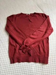 赤いVネック長袖ニットセーター