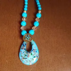 ターコイズブルーのペンダントネックレス