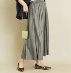 B&Y レザーライクサテンプリーツスカート