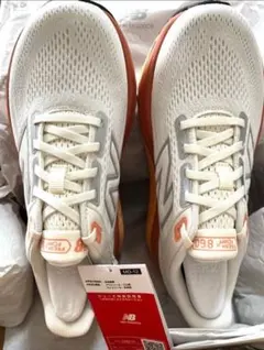 新品ニューバランスランニングシューズ FreshFoam白スニーカー23.5cm
