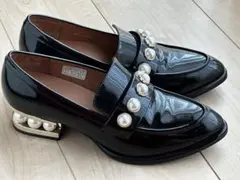 【JEFFREY CAMPBELL】パール装飾 ブラックローファーのサムネイル