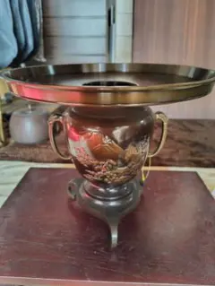 伝統的な金属製花器