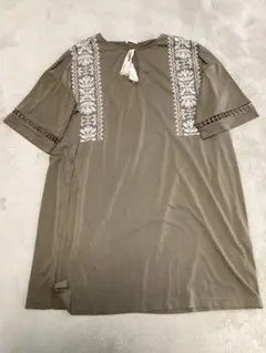 GU 刺繍入り半袖プルオーバー カーキ Lサイズ　軽量ゆったり柔らかのサムネイル