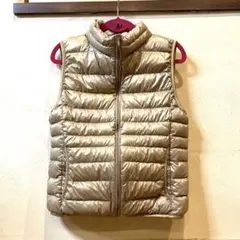ユニクロ ライトダウンベスト L ベージュ