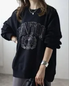 【新品 】黒BONJOUR SAGAN 白抜きカレッジロゴ刺繍BIGスウェット