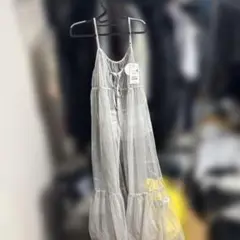 透け感のあるホワイトキャミソール