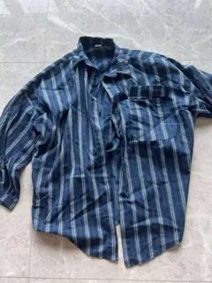 青とストライプの長袖シャツ