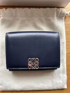 ロエベパファー アナグラム トライフォールド ウォレット(シャイニーナパカーフ)