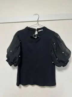 パール付き黒パフスリーブTシャツ