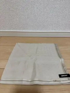 DKNY　スカーフ　オフホワイト　ロゴ刺繍入りのサムネイル
