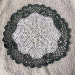 レース編み　ハンドメイド　ドイリー　ホワイトとグリーン