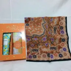 オレンジ色の花柄ハンカチ、タオルハンカチ＆ハンドクリームセット